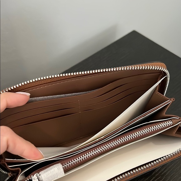 NWT Coach Tan Leather Wristlet Wallet - Picture 7 of 13